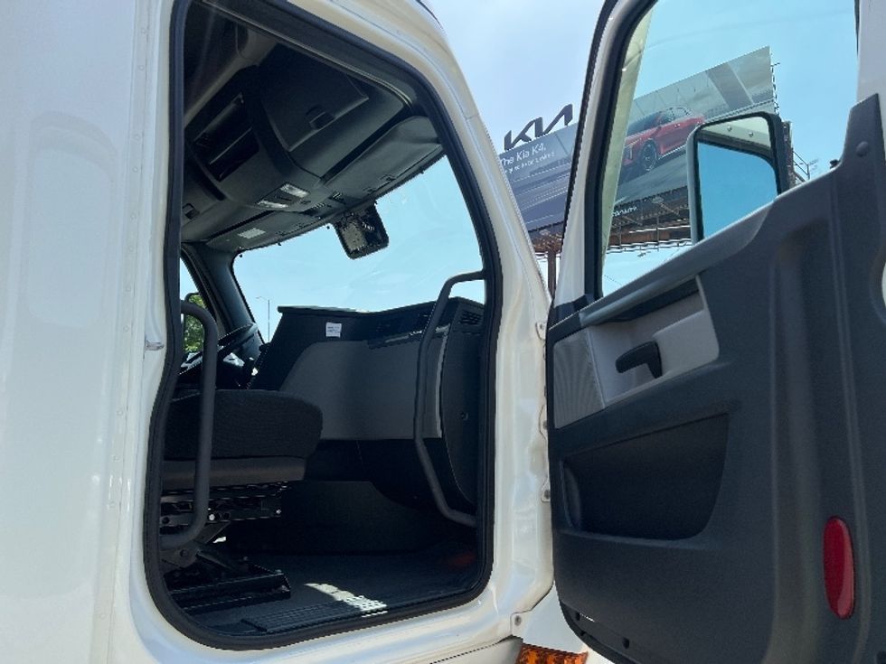 Sleeper Tractor-Heavy Duty Tractors-Freightliner-2021-T12664ST-La Mirada-CA-537,807\n\t\tmiles-$ 66,750 - Image 13