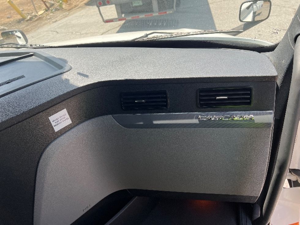 Sleeper Tractor-Heavy Duty Tractors-Freightliner-2021-T12664ST-La Mirada-CA-537,807\n\t\tmiles-$ 66,750 - Image 14