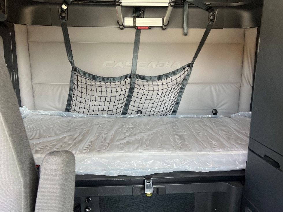 Sleeper Tractor-Heavy Duty Tractors-Freightliner-2021-T12664ST-La Mirada-CA-537,807\n\t\tmiles-$ 66,750 - Image 16