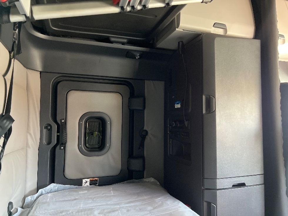 Sleeper Tractor-Heavy Duty Tractors-Freightliner-2021-T12664ST-La Mirada-CA-537,807\n\t\tmiles-$ 66,750 - Image 18