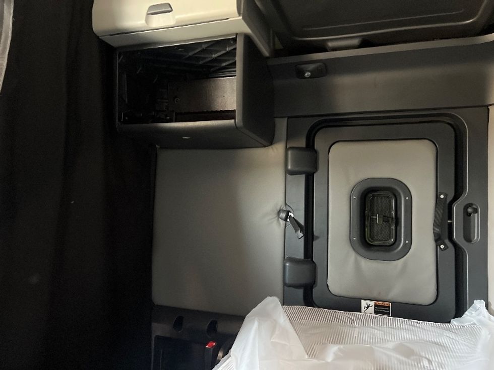 Sleeper Tractor-Heavy Duty Tractors-Freightliner-2021-T12664ST-La Mirada-CA-537,807\n\t\tmiles-$ 66,750 - Image 19