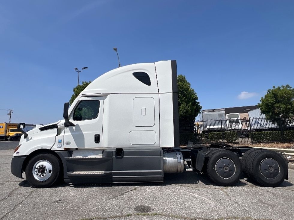 Sleeper Tractor-Heavy Duty Tractors-Freightliner-2021-T12664ST-La Mirada-CA-537,807\n\t\tmiles-$ 66,750 - Image 4