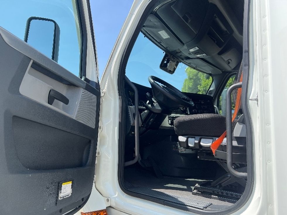 Sleeper Tractor-Heavy Duty Tractors-Freightliner-2021-T12664ST-La Mirada-CA-537,807\n\t\tmiles-$ 66,750 - Image 9