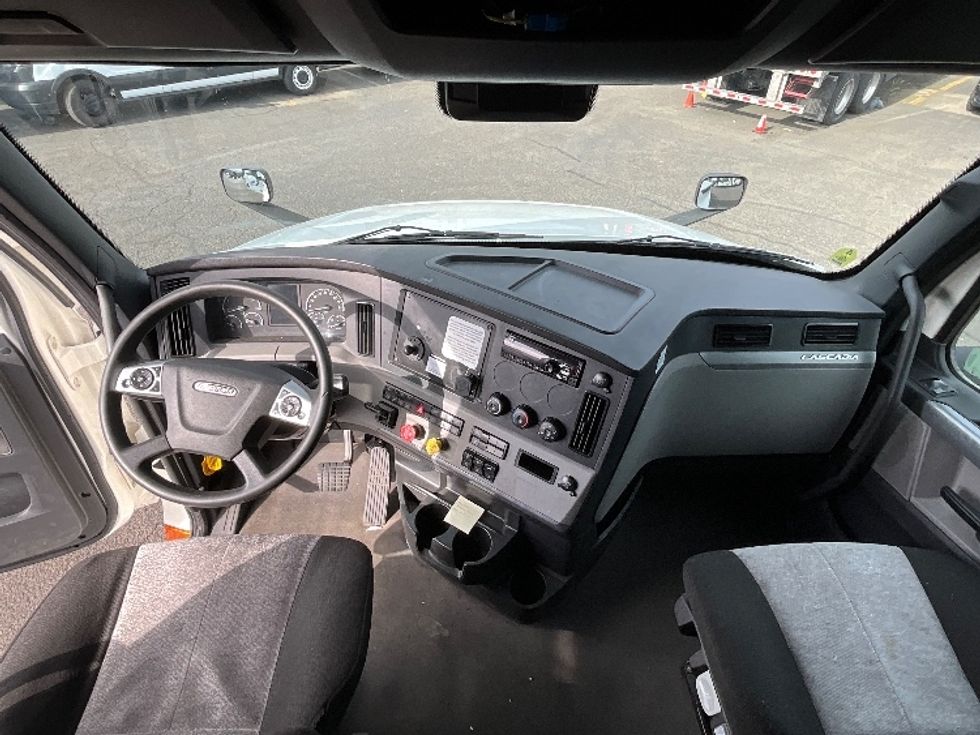 Sleeper Tractor-Heavy Duty Tractors-Freightliner-2021-T12664ST-La Mirada-CA-582,451\n\t\tmiles-$ 64,000 - Image 12
