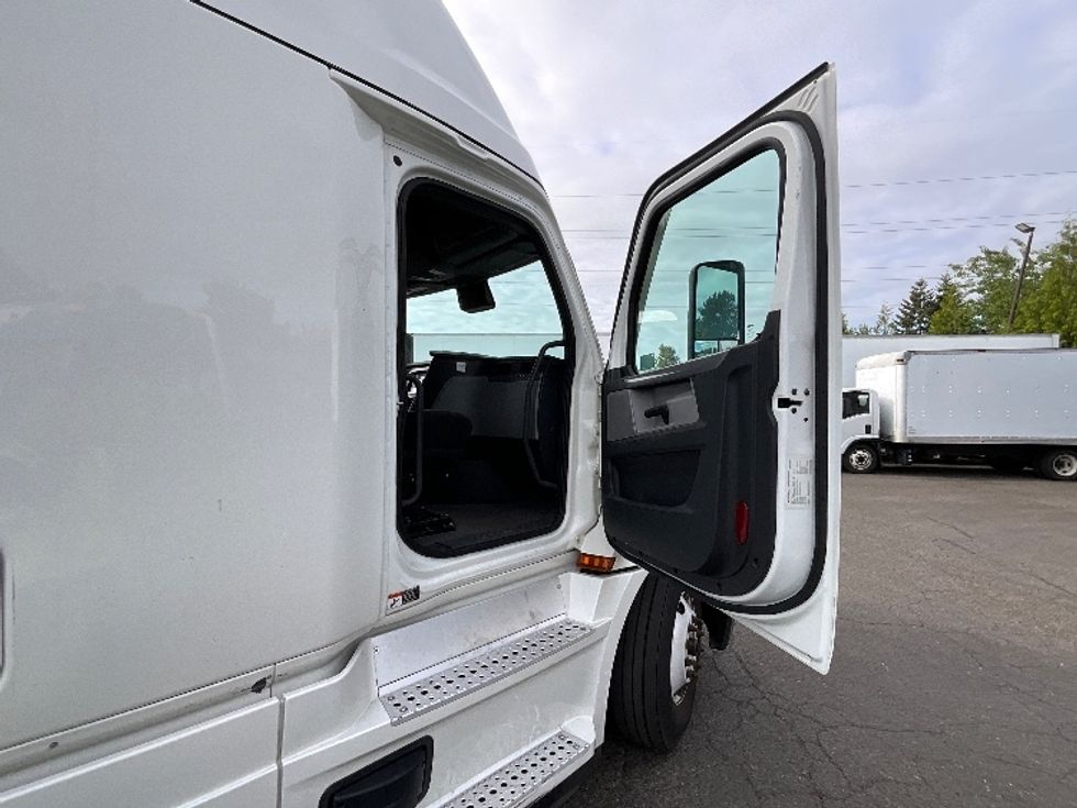 Sleeper Tractor-Heavy Duty Tractors-Freightliner-2021-T12664ST-La Mirada-CA-582,451\n\t\tmiles-$ 64,000 - Image 13
