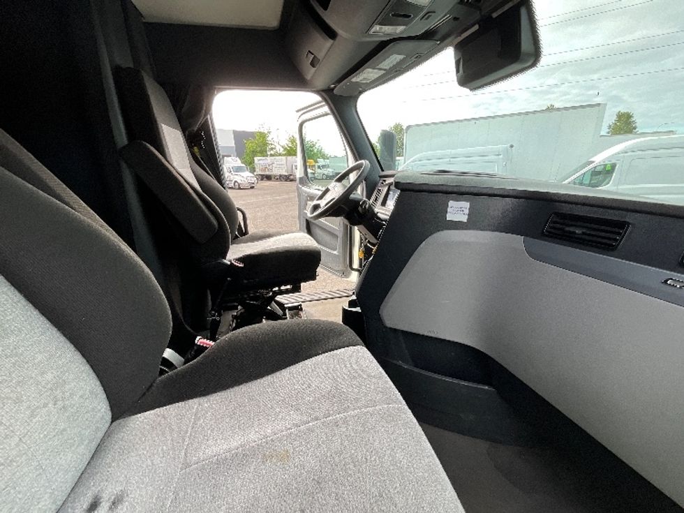 Sleeper Tractor-Heavy Duty Tractors-Freightliner-2021-T12664ST-La Mirada-CA-582,451\n\t\tmiles-$ 64,000 - Image 15