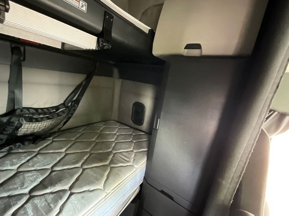 Sleeper Tractor-Heavy Duty Tractors-Freightliner-2021-T12664ST-La Mirada-CA-582,451\n\t\tmiles-$ 64,000 - Image 17