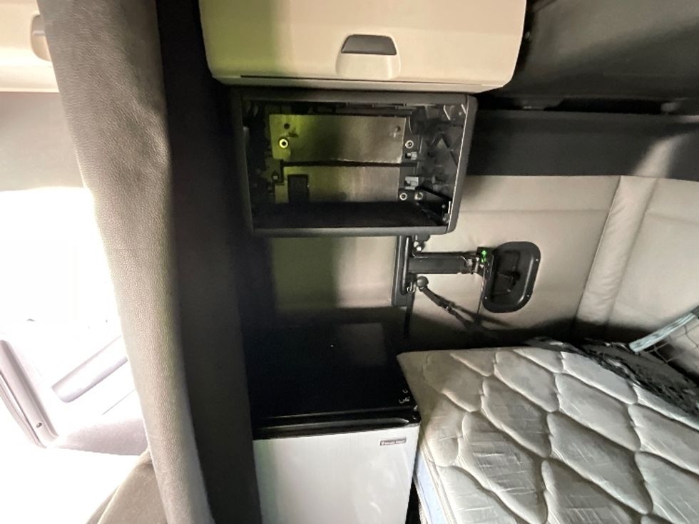 Sleeper Tractor-Heavy Duty Tractors-Freightliner-2021-T12664ST-La Mirada-CA-582,451\n\t\tmiles-$ 64,000 - Image 18