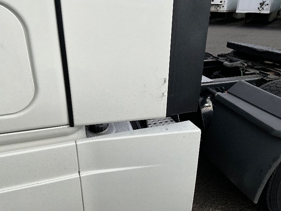 Sleeper Tractor-Heavy Duty Tractors-Freightliner-2021-T12664ST-La Mirada-CA-582,451\n\t\tmiles-$ 64,000 - Image 23