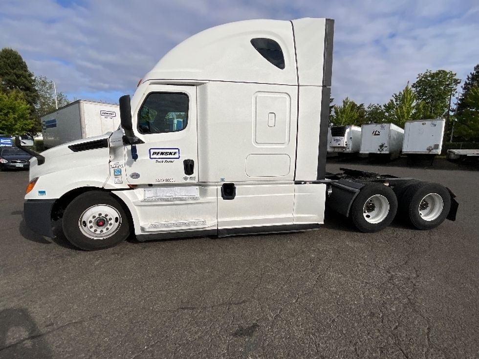Sleeper Tractor-Heavy Duty Tractors-Freightliner-2021-T12664ST-La Mirada-CA-582,451\n\t\tmiles-$ 64,000 - Image 4