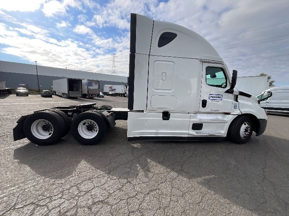 Sleeper Tractor-Heavy Duty Tractors-Freightliner-2021-T12664ST-La Mirada-CA-582,451\n\t\tmiles-$ 64,000 - Image 8
