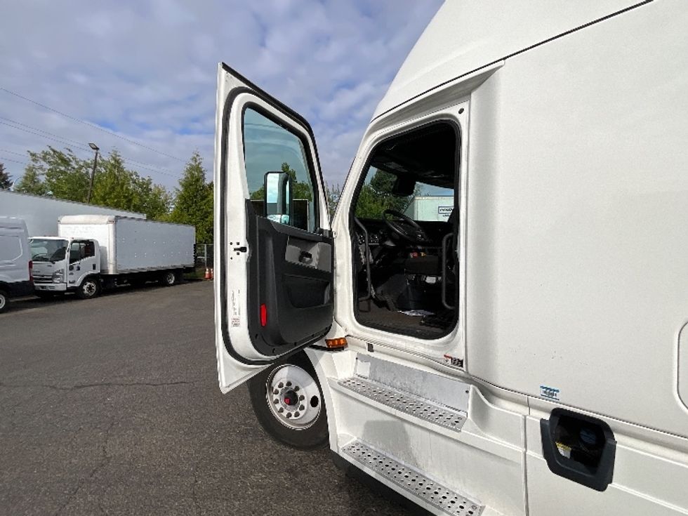Sleeper Tractor-Heavy Duty Tractors-Freightliner-2021-T12664ST-La Mirada-CA-582,451\n\t\tmiles-$ 64,000 - Image 9