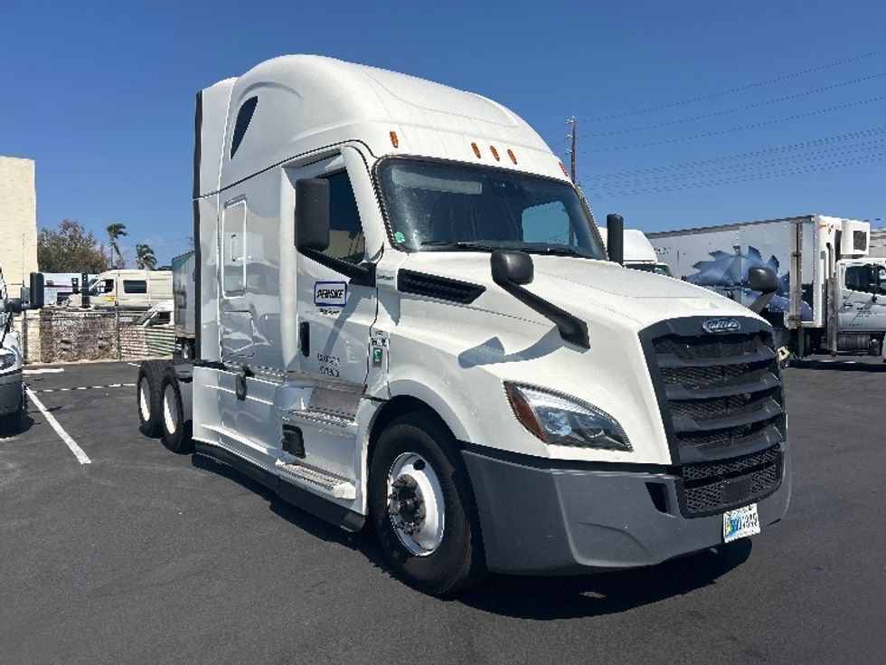 Sleeper Tractor-Heavy Duty Tractors-Freightliner-2021-T12664ST-La Mirada-CA-615,848\n\t\tmiles-$ 65,250 - Image 1