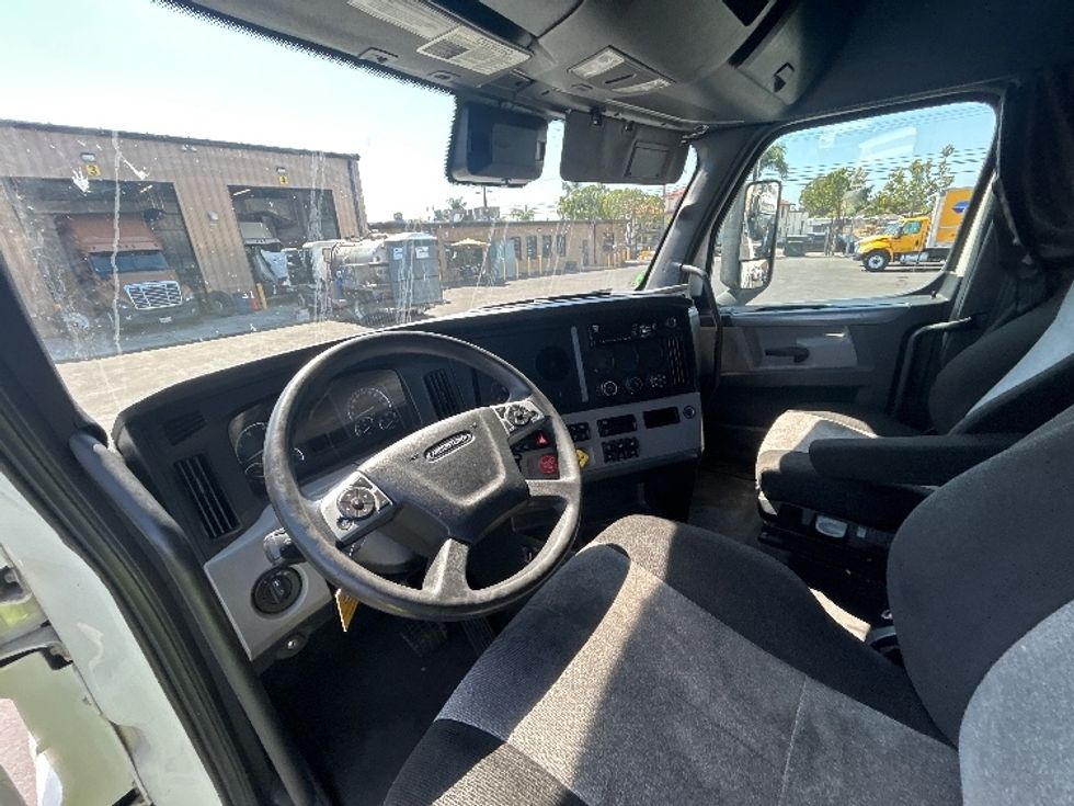 Sleeper Tractor-Heavy Duty Tractors-Freightliner-2021-T12664ST-La Mirada-CA-615,848\n\t\tmiles-$ 65,250 - Image 10