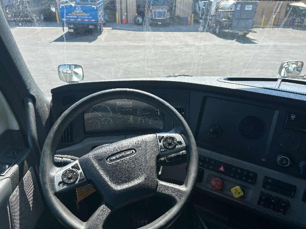 Sleeper Tractor-Heavy Duty Tractors-Freightliner-2021-T12664ST-La Mirada-CA-615,848\n\t\tmiles-$ 65,250 - Image 11