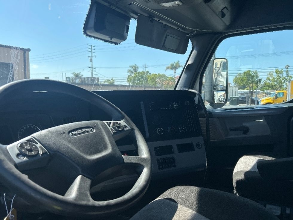 Sleeper Tractor-Heavy Duty Tractors-Freightliner-2021-T12664ST-La Mirada-CA-615,848\n\t\tmiles-$ 65,250 - Image 12