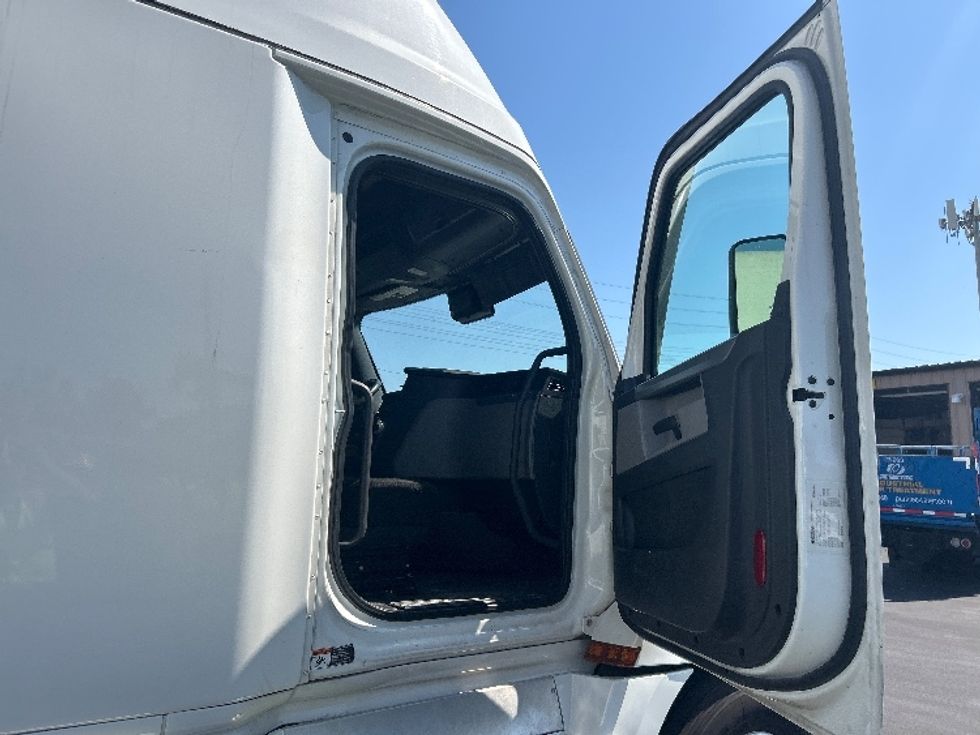 Sleeper Tractor-Heavy Duty Tractors-Freightliner-2021-T12664ST-La Mirada-CA-615,848\n\t\tmiles-$ 65,250 - Image 13