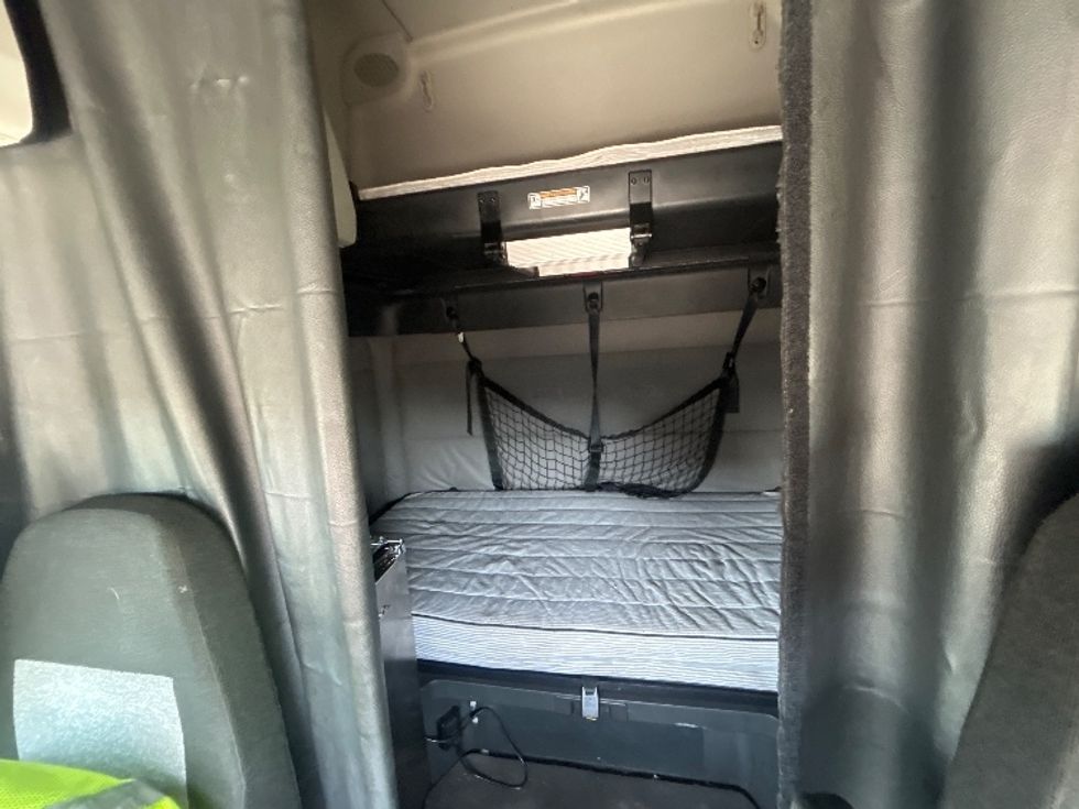 Sleeper Tractor-Heavy Duty Tractors-Freightliner-2021-T12664ST-La Mirada-CA-615,848\n\t\tmiles-$ 65,250 - Image 16