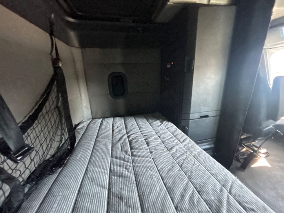 Sleeper Tractor-Heavy Duty Tractors-Freightliner-2021-T12664ST-La Mirada-CA-615,848\n\t\tmiles-$ 65,250 - Image 18