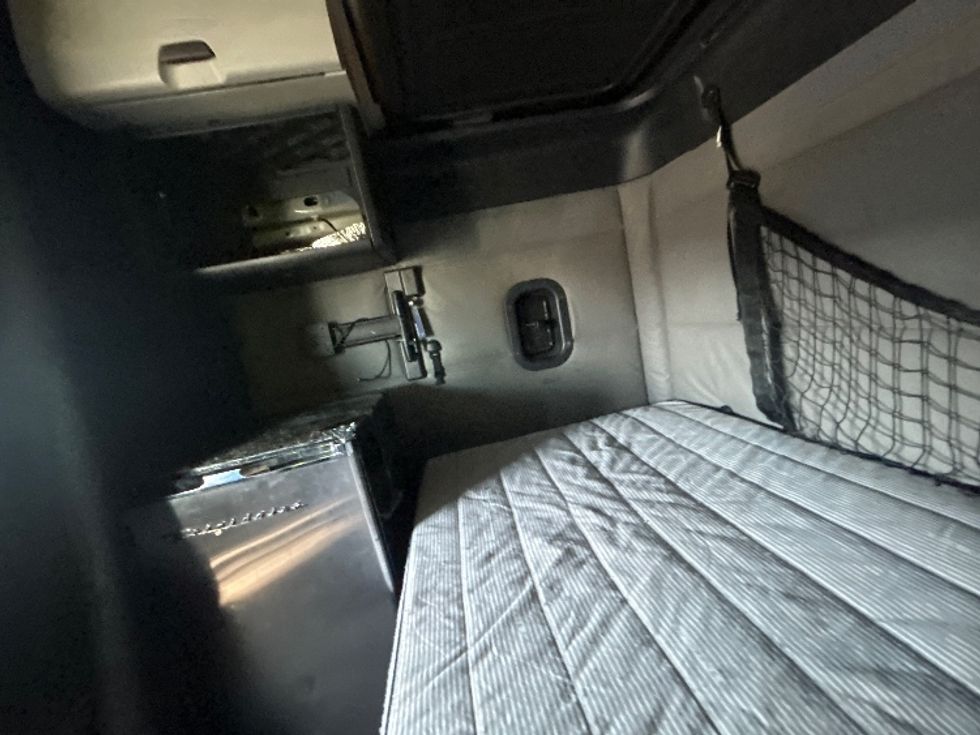 Sleeper Tractor-Heavy Duty Tractors-Freightliner-2021-T12664ST-La Mirada-CA-615,848\n\t\tmiles-$ 65,250 - Image 19