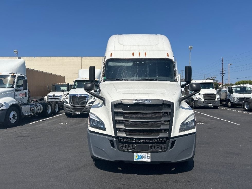 Sleeper Tractor-Heavy Duty Tractors-Freightliner-2021-T12664ST-La Mirada-CA-615,848\n\t\tmiles-$ 65,250 - Image 2
