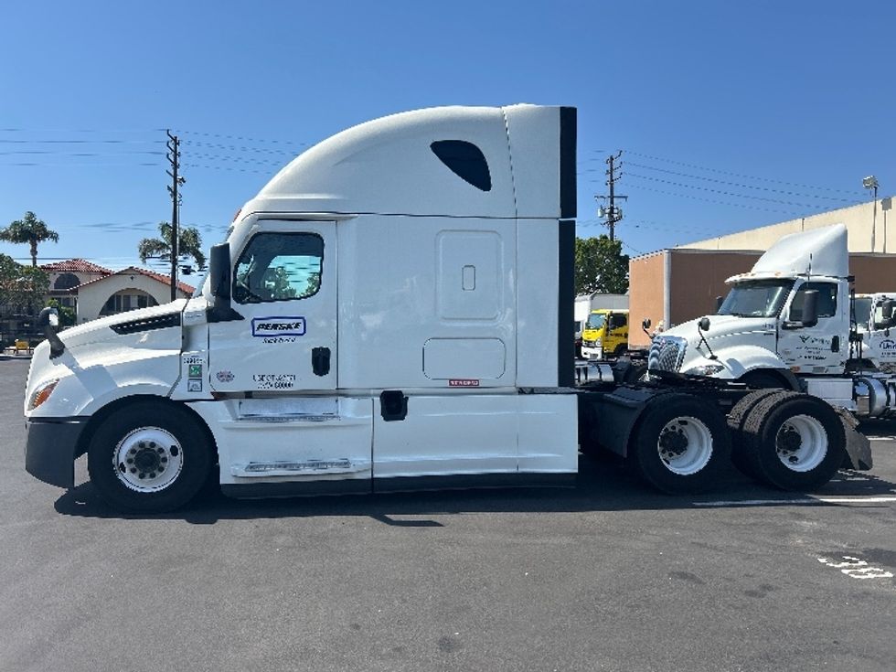 Sleeper Tractor-Heavy Duty Tractors-Freightliner-2021-T12664ST-La Mirada-CA-615,848\n\t\tmiles-$ 65,250 - Image 4
