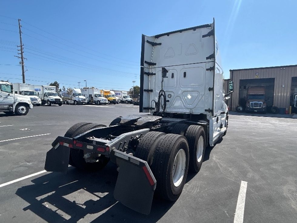 Sleeper Tractor-Heavy Duty Tractors-Freightliner-2021-T12664ST-La Mirada-CA-615,848\n\t\tmiles-$ 65,250 - Image 7