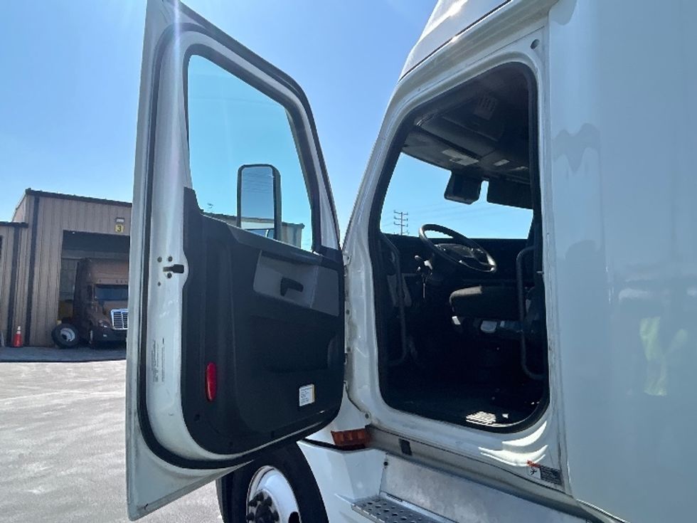 Sleeper Tractor-Heavy Duty Tractors-Freightliner-2021-T12664ST-La Mirada-CA-615,848\n\t\tmiles-$ 65,250 - Image 9