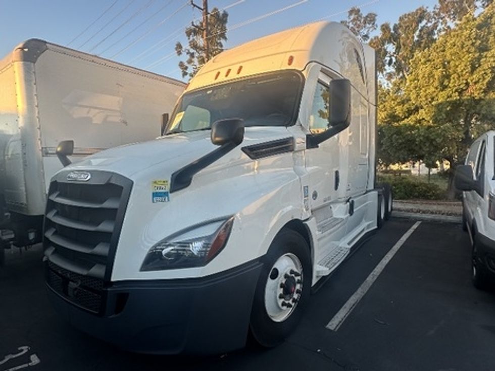 Sleeper Tractor-Heavy Duty Tractors-Freightliner-2021-T12664ST-La Mirada-CA-620,015\n\t\tmiles-$ 48,750 - Image 1
