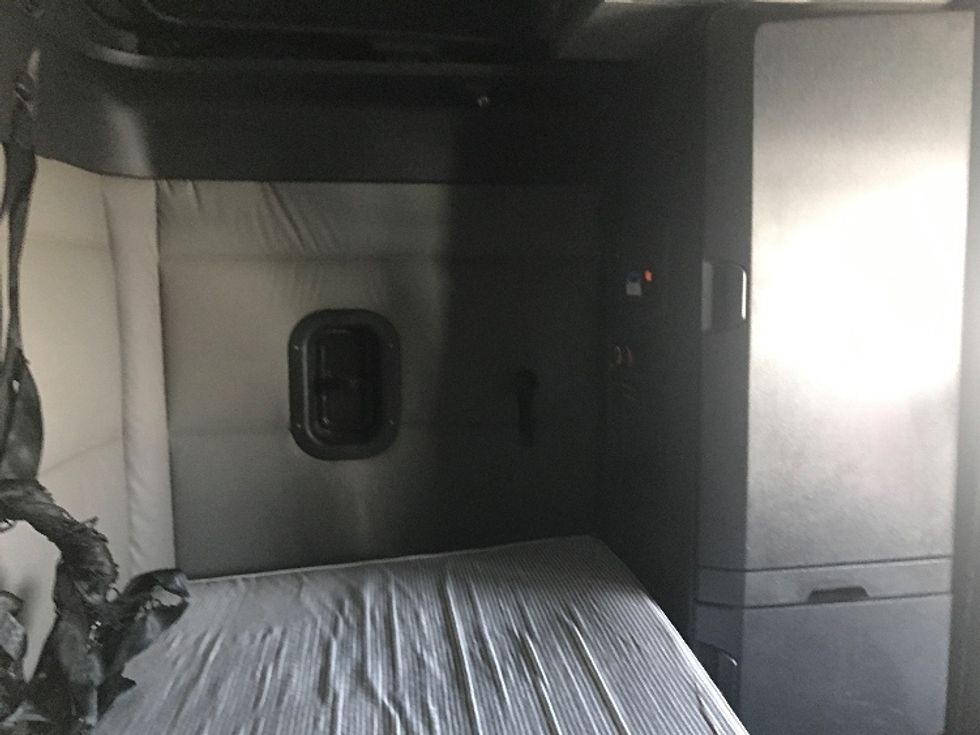 Sleeper Tractor-Heavy Duty Tractors-Freightliner-2021-T12664ST-La Mirada-CA-620,015\n\t\tmiles-$ 48,750 - Image 15