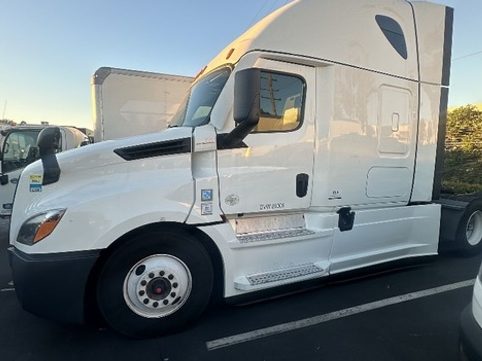 Sleeper Tractor-Heavy Duty Tractors-Freightliner-2021-T12664ST-La Mirada-CA-620,015\n\t\tmiles-$ 48,750 - Image 2