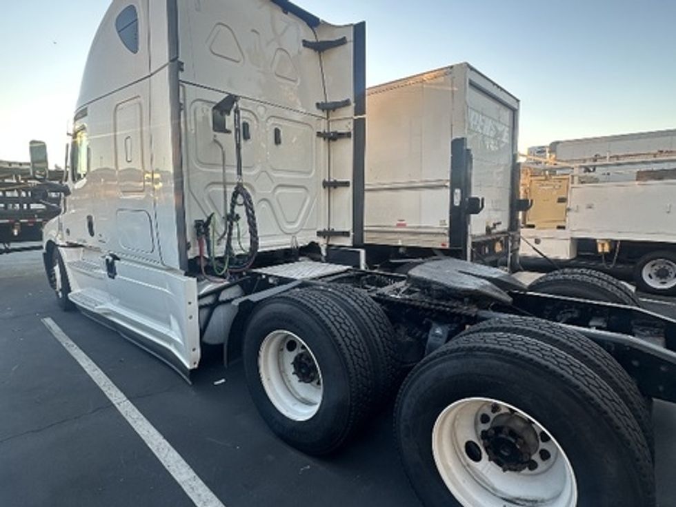 Sleeper Tractor-Heavy Duty Tractors-Freightliner-2021-T12664ST-La Mirada-CA-620,015\n\t\tmiles-$ 48,750 - Image 3
