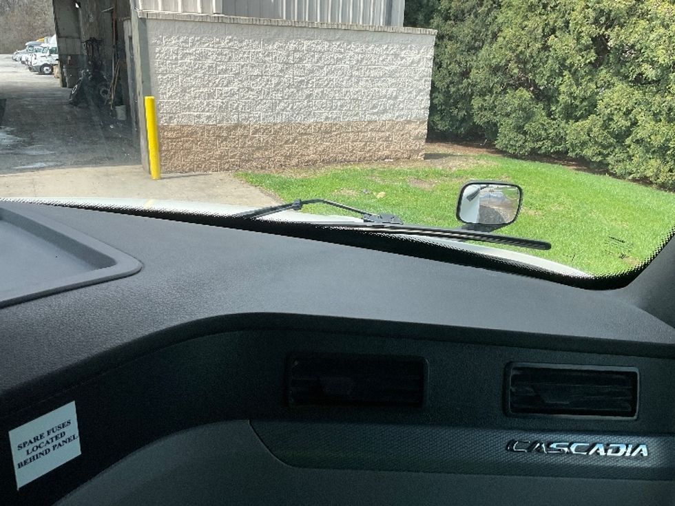 Sleeper Tractor-Heavy Duty Tractors-Freightliner-2021-T12664ST-La Porte-IN-393,638\n\t\tmiles-$ 67,750 - Image 13