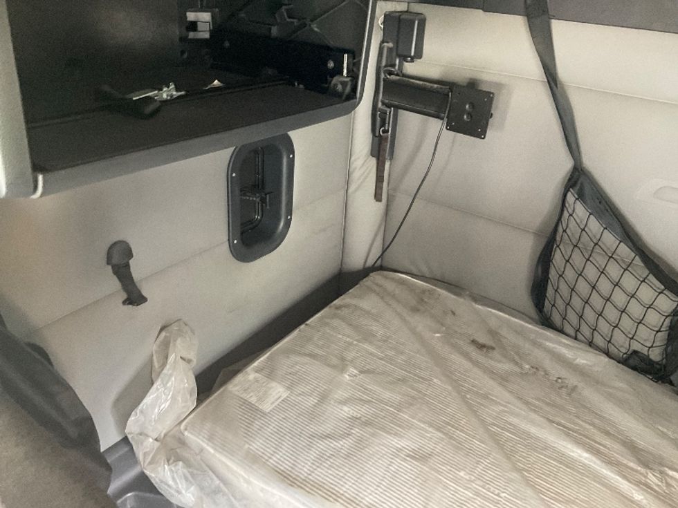 Sleeper Tractor-Heavy Duty Tractors-Freightliner-2021-T12664ST-La Porte-IN-393,638\n\t\tmiles-$ 67,750 - Image 15