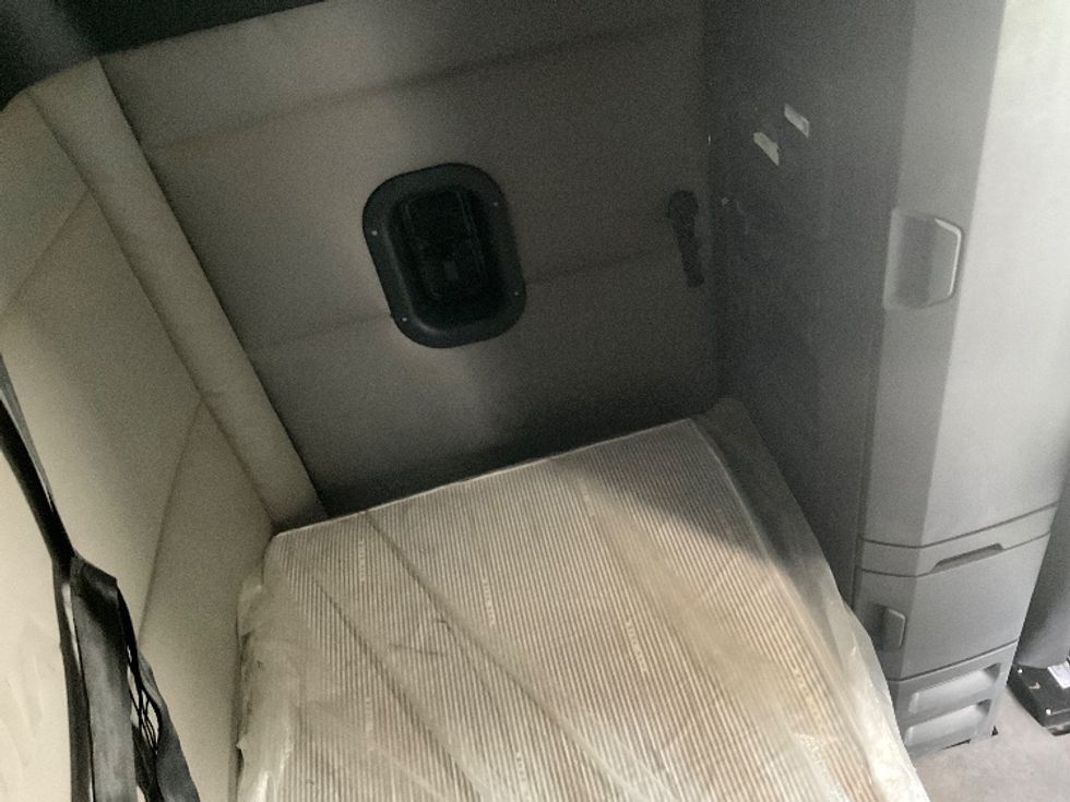 Sleeper Tractor-Heavy Duty Tractors-Freightliner-2021-T12664ST-La Porte-IN-393,638\n\t\tmiles-$ 67,750 - Image 17