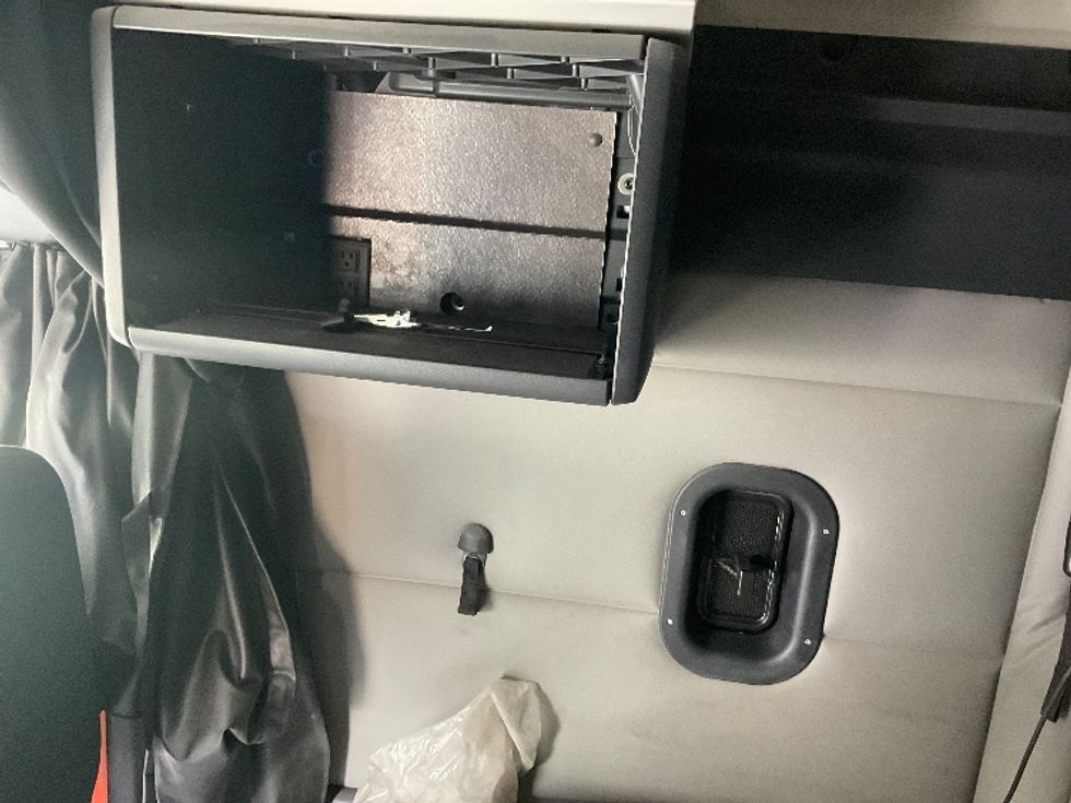 Sleeper Tractor-Heavy Duty Tractors-Freightliner-2021-T12664ST-La Porte-IN-393,638\n\t\tmiles-$ 67,750 - Image 18