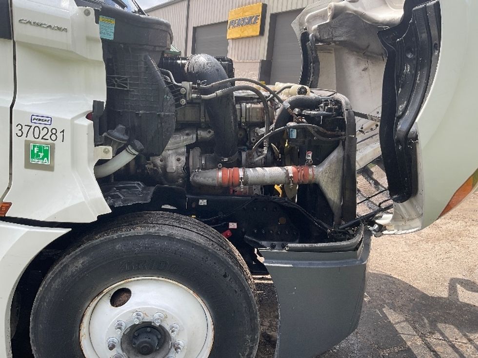 Sleeper Tractor-Heavy Duty Tractors-Freightliner-2021-T12664ST-La Porte-IN-393,638\n\t\tmiles-$ 67,750 - Image 19