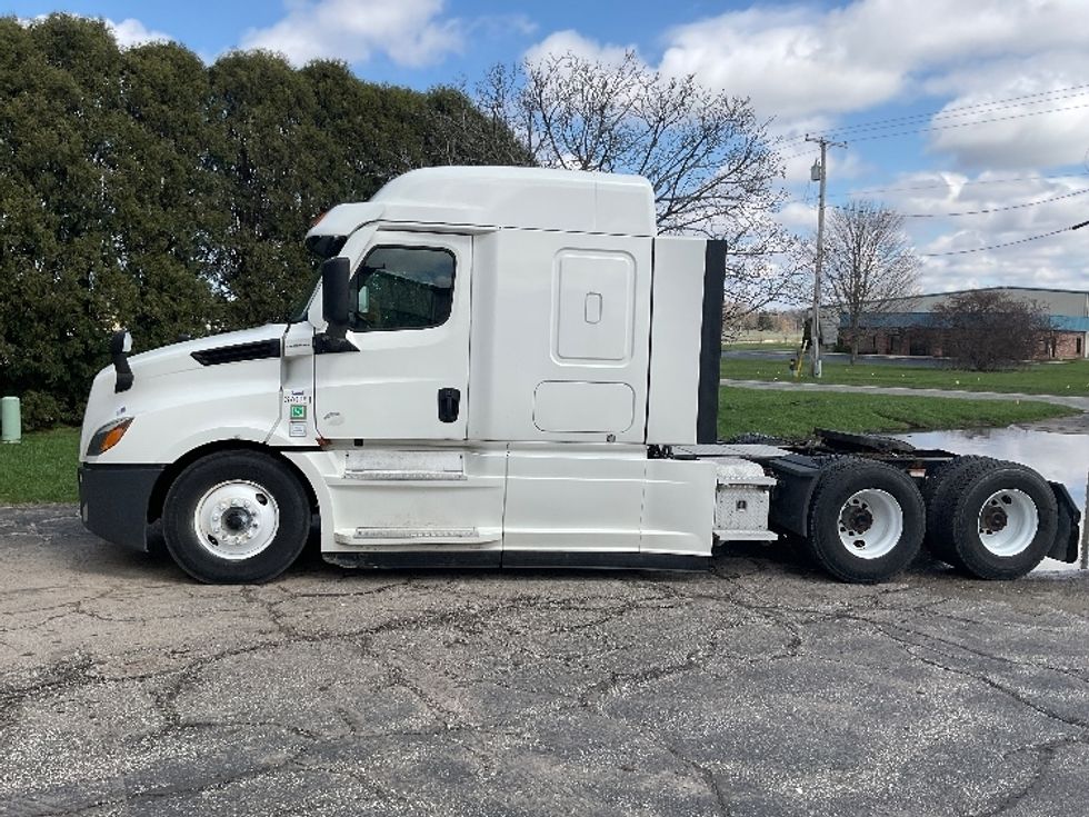 Sleeper Tractor-Heavy Duty Tractors-Freightliner-2021-T12664ST-La Porte-IN-393,638\n\t\tmiles-$ 67,750 - Image 4