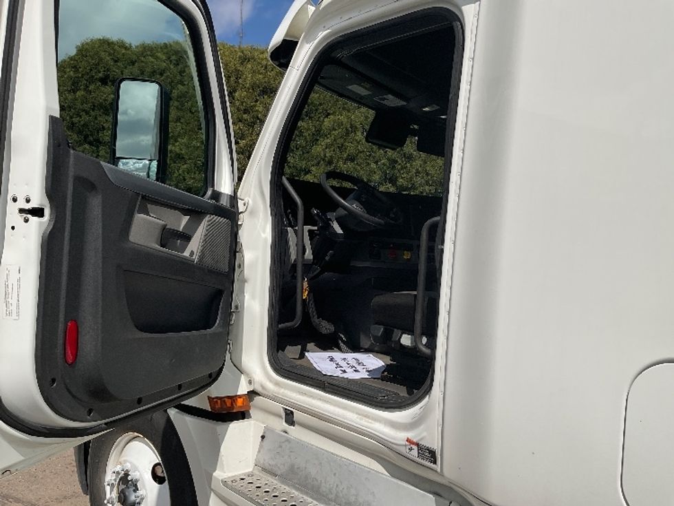 Sleeper Tractor-Heavy Duty Tractors-Freightliner-2021-T12664ST-La Porte-IN-393,638\n\t\tmiles-$ 67,750 - Image 9