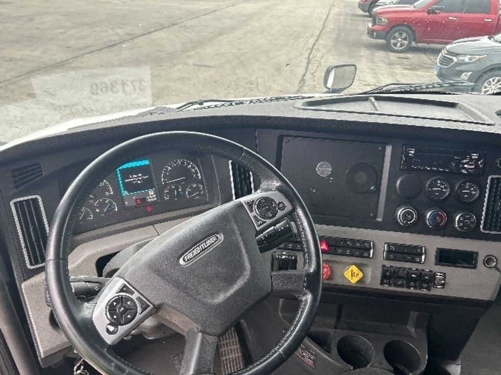 Sleeper Tractor-Heavy Duty Tractors-Freightliner-2021-T12664ST-La Porte-IN-533,138\n\t\tmiles-$ 57,500 - Image 11