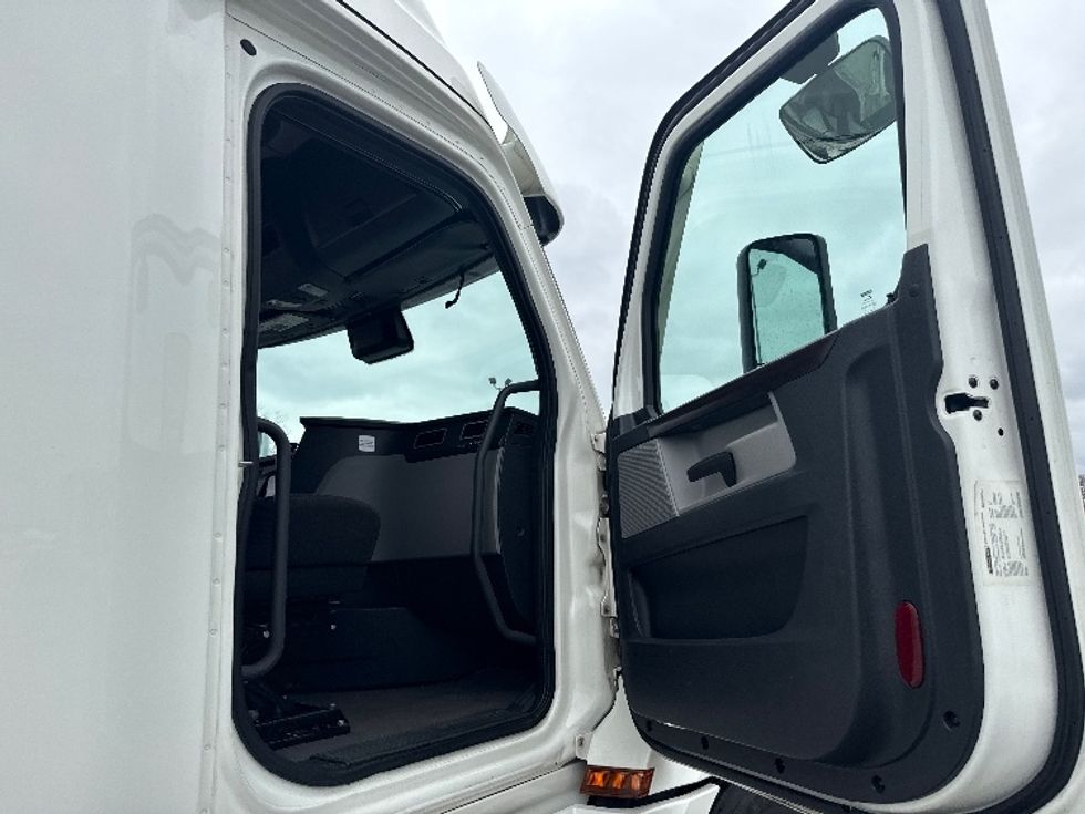 Sleeper Tractor-Heavy Duty Tractors-Freightliner-2021-T12664ST-La Porte-IN-533,138\n\t\tmiles-$ 57,500 - Image 13