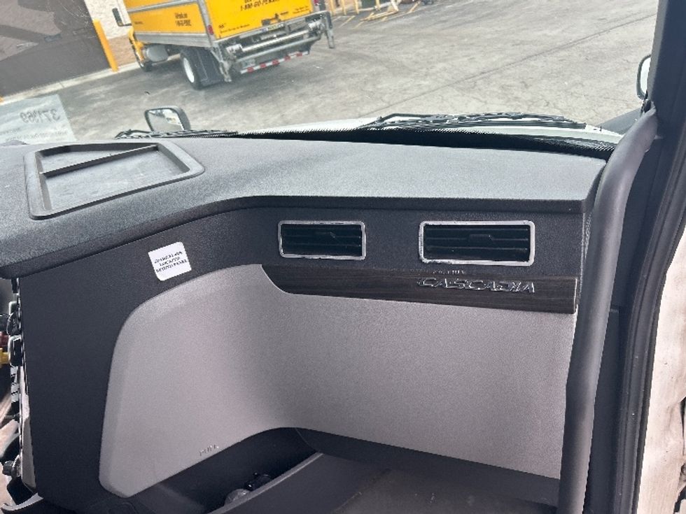 Sleeper Tractor-Heavy Duty Tractors-Freightliner-2021-T12664ST-La Porte-IN-533,138\n\t\tmiles-$ 57,500 - Image 14