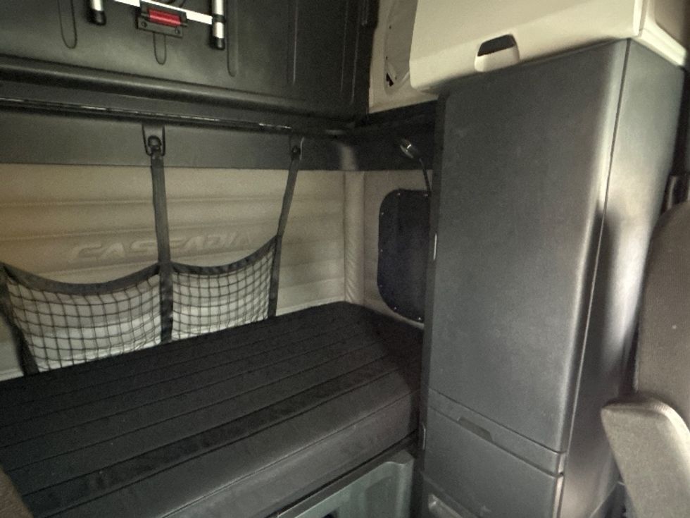 Sleeper Tractor-Heavy Duty Tractors-Freightliner-2021-T12664ST-La Porte-IN-533,138\n\t\tmiles-$ 57,500 - Image 17