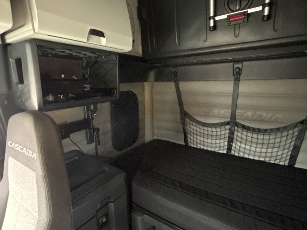 Sleeper Tractor-Heavy Duty Tractors-Freightliner-2021-T12664ST-La Porte-IN-533,138\n\t\tmiles-$ 57,500 - Image 18