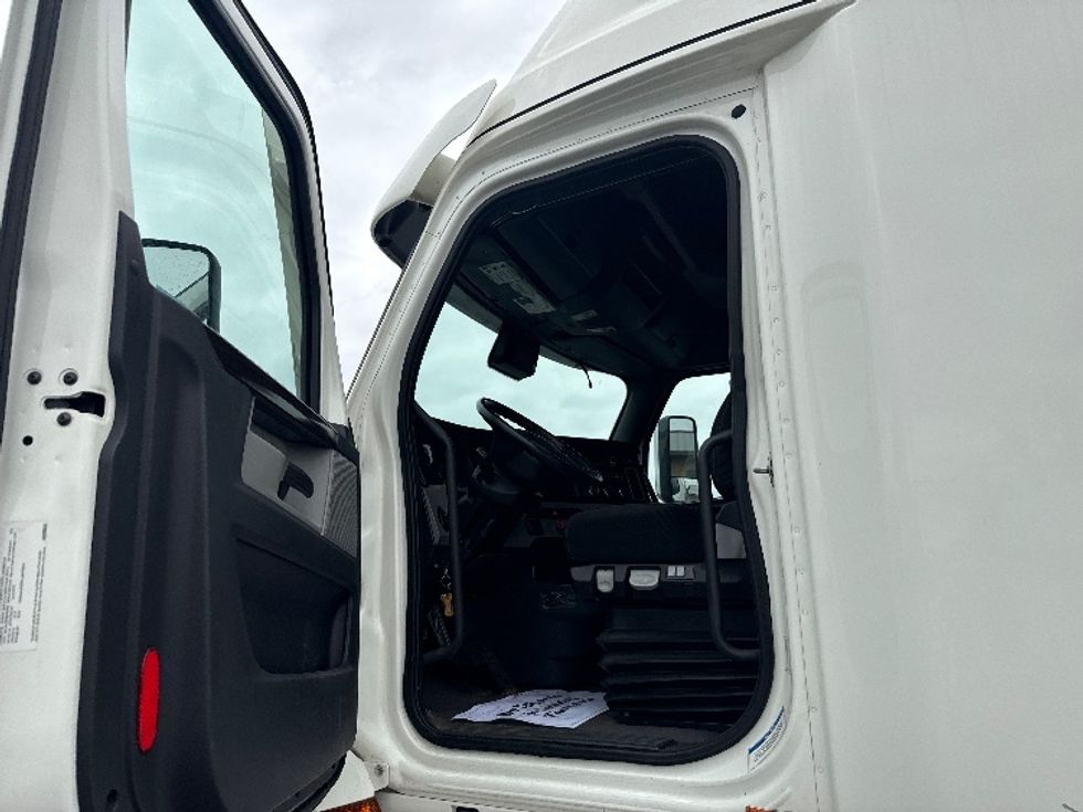 Sleeper Tractor-Heavy Duty Tractors-Freightliner-2021-T12664ST-La Porte-IN-533,138\n\t\tmiles-$ 57,500 - Image 9