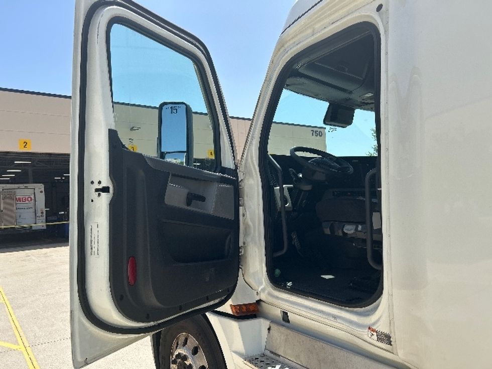 Sleeper Tractor-Heavy Duty Tractors-Freightliner-2021-T12664ST-La Porte-IN-563,616\n\t\tmiles-$ 62,500 - Image 9