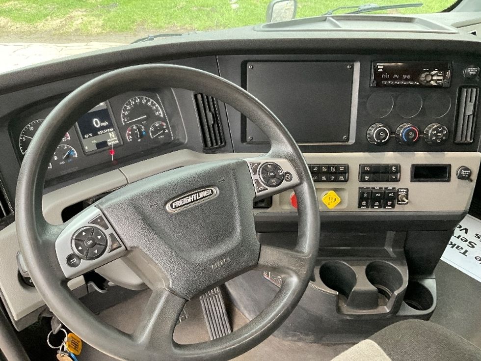 Sleeper Tractor-Heavy Duty Tractors-Freightliner-2021-T12664ST-La Porte-IN-631,521\n\t\tmiles-$ 46,000 - Image 11