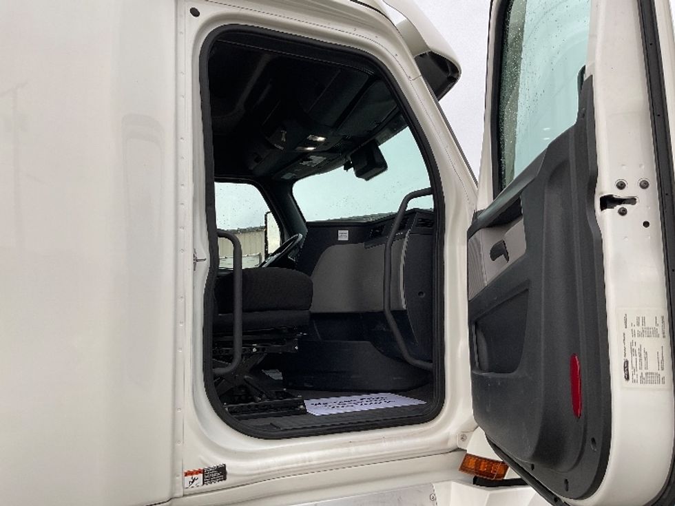 Sleeper Tractor-Heavy Duty Tractors-Freightliner-2021-T12664ST-La Porte-IN-631,521\n\t\tmiles-$ 46,000 - Image 13