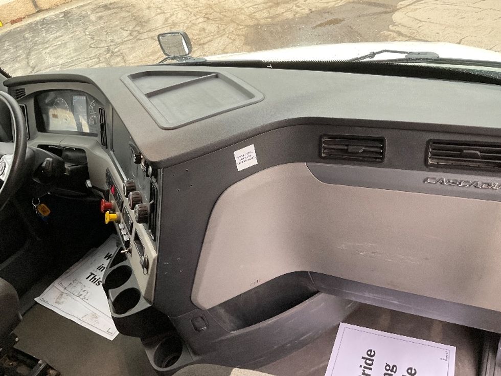 Sleeper Tractor-Heavy Duty Tractors-Freightliner-2021-T12664ST-La Porte-IN-631,521\n\t\tmiles-$ 46,000 - Image 14