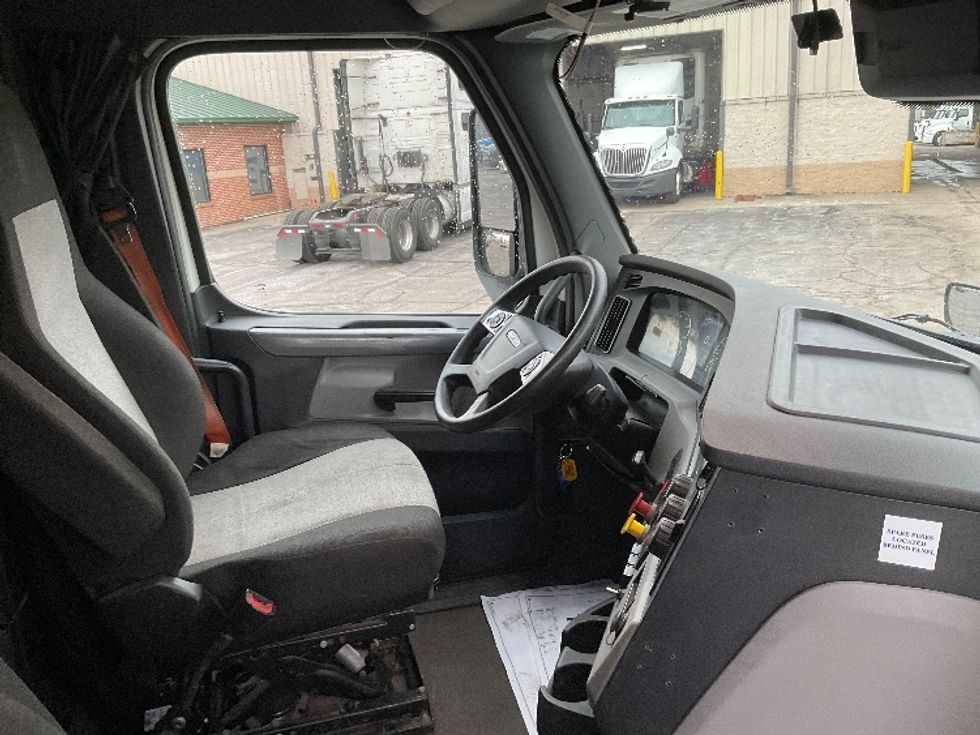 Sleeper Tractor-Heavy Duty Tractors-Freightliner-2021-T12664ST-La Porte-IN-631,521\n\t\tmiles-$ 46,000 - Image 15